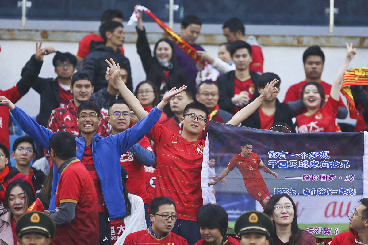 爱游戏官网-球场上的搏斗对决是球员们拼搏战斗的见证