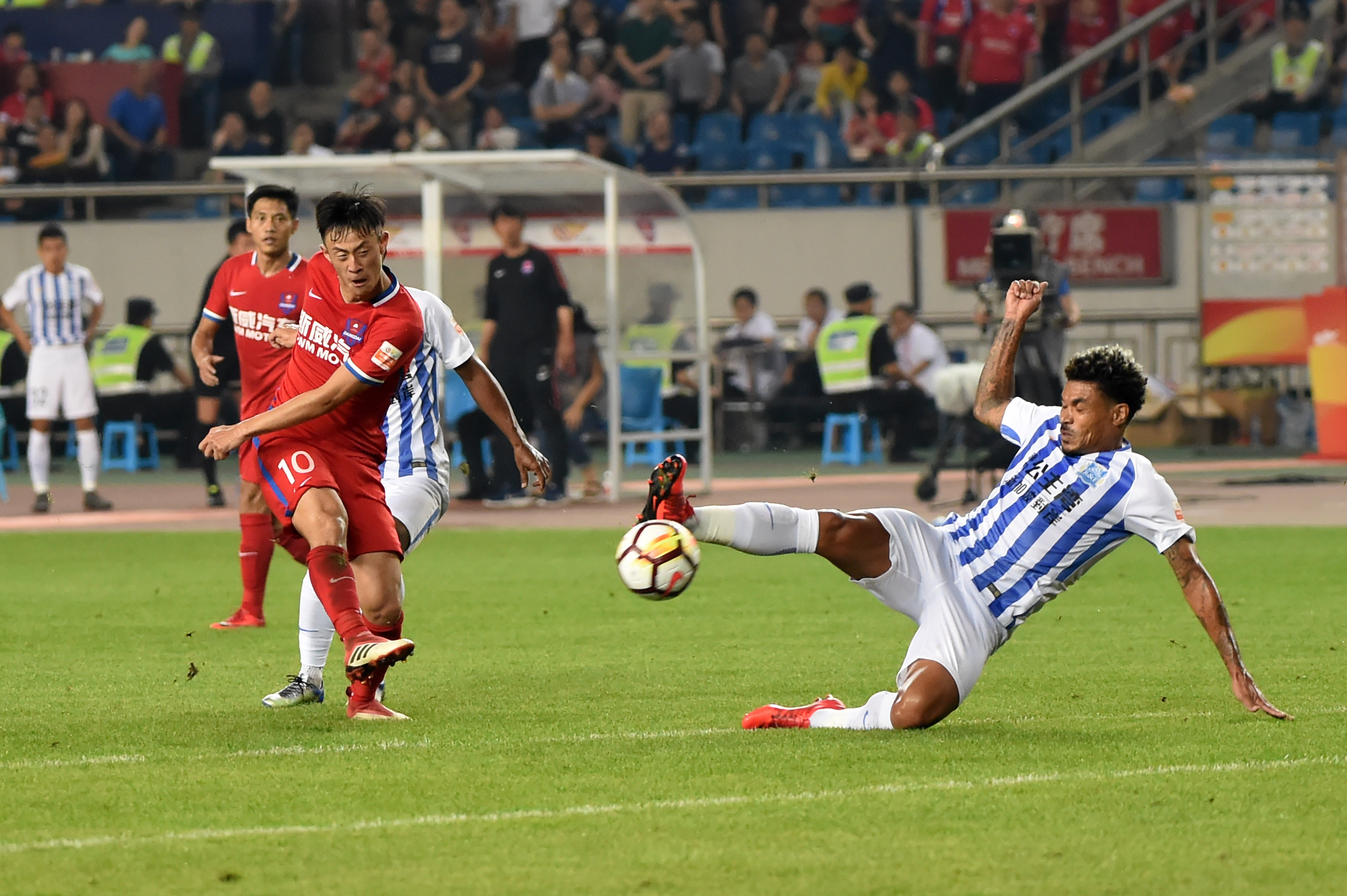 爱游戏体育官网-重庆斯威主场胜贵州恒丰，稳定保级前景的简单介绍