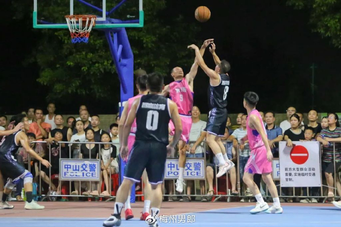 爱游戏在线-专业篮球队伍展现实力，吸引球迷目光澎湃的简单介绍