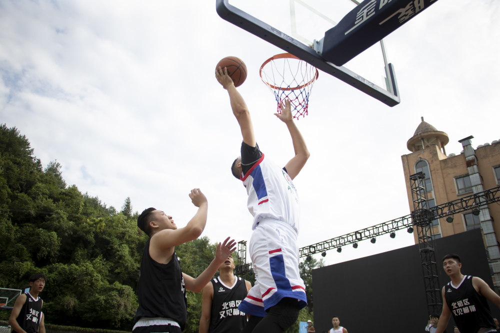 专业篮球队伍展现实力，吸引球迷目光澎湃的简单介绍