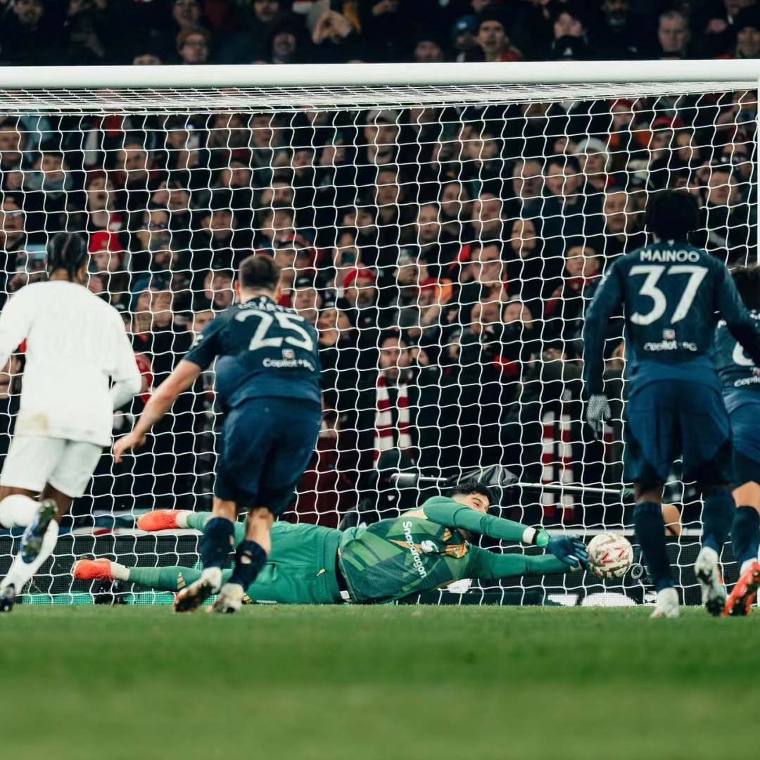 爱游戏在线登录-曼联逆袭度过难关，战胜布莱顿