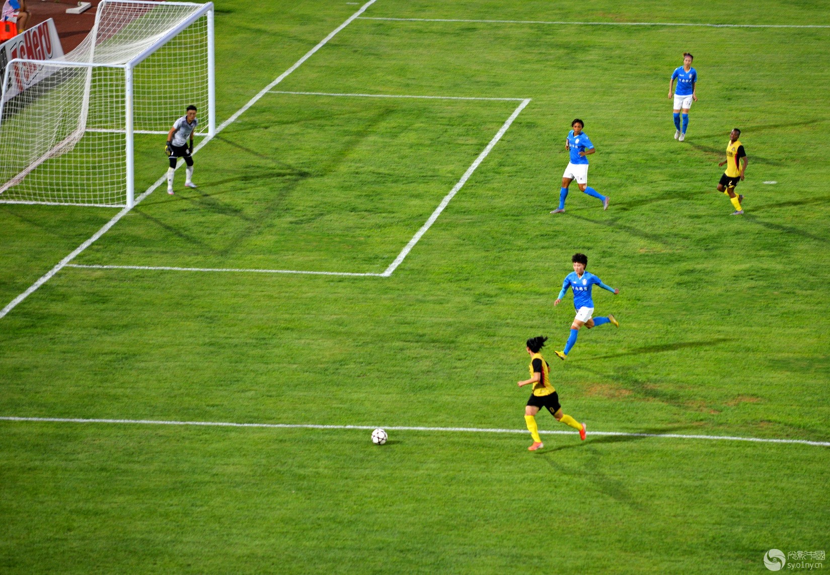 女子足球联赛中，实力对决激动人心的简单介绍