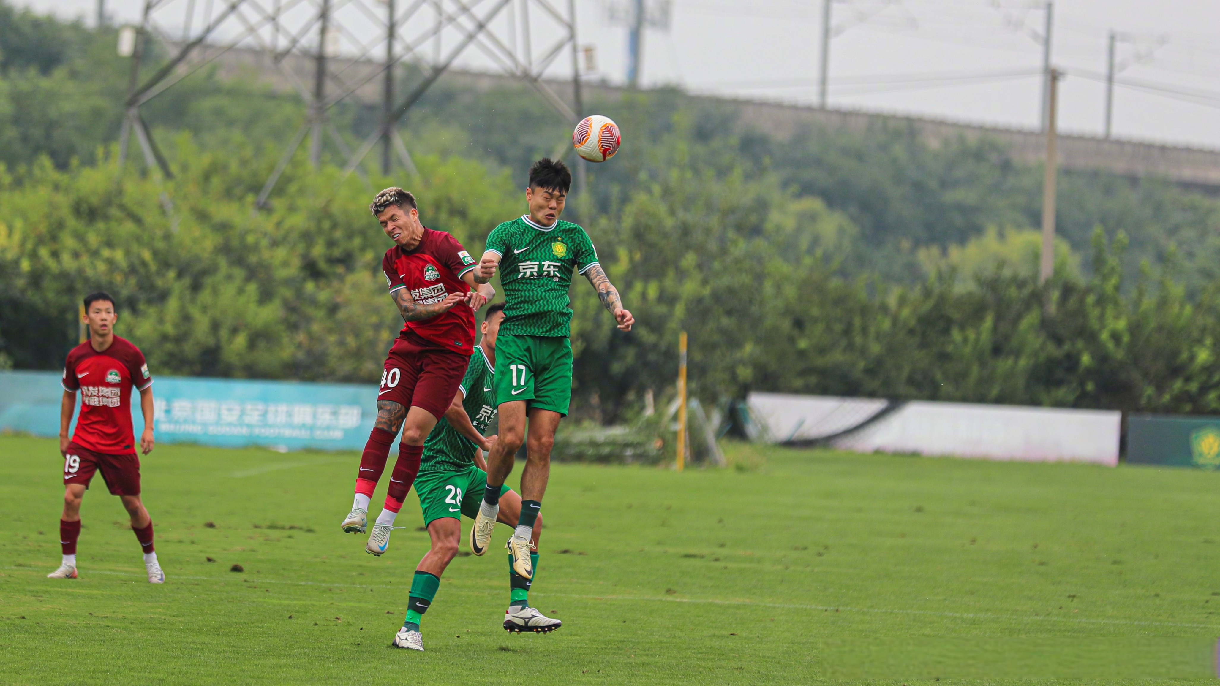 爱游戏登录入口-照片曝光！国安队员励志进攻，实拍训练场景