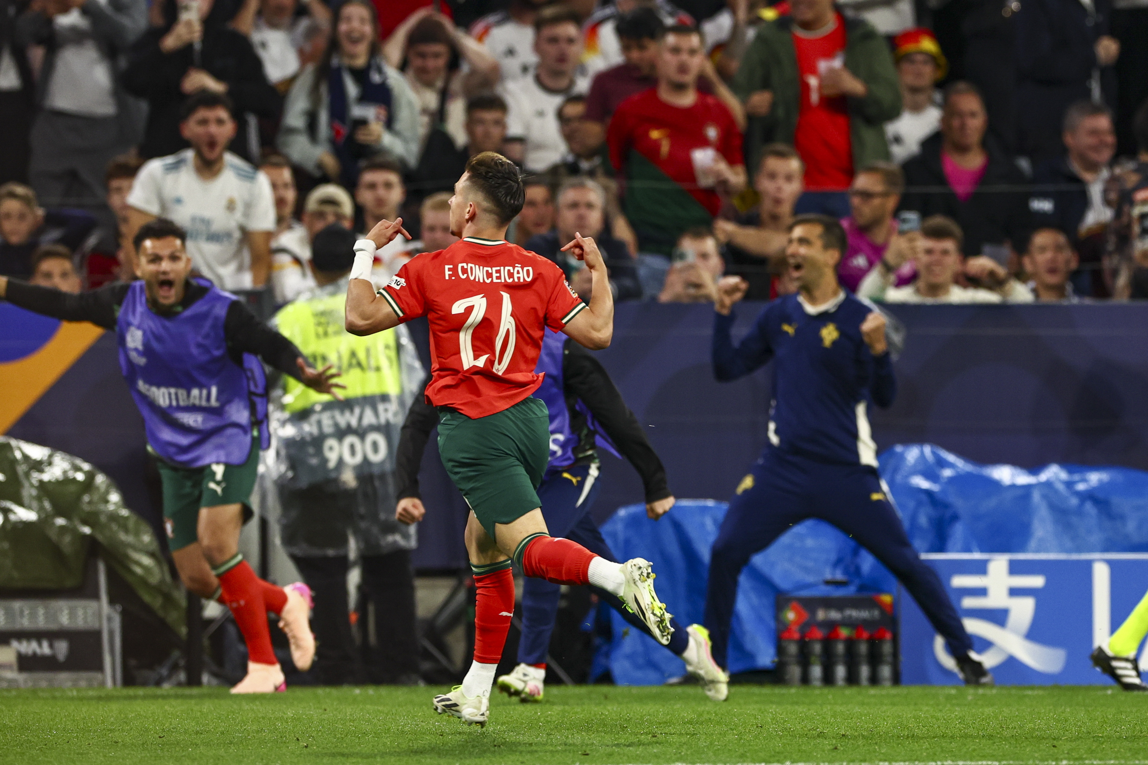 包含葡萄牙逆袭波兰，晋级16强的词条