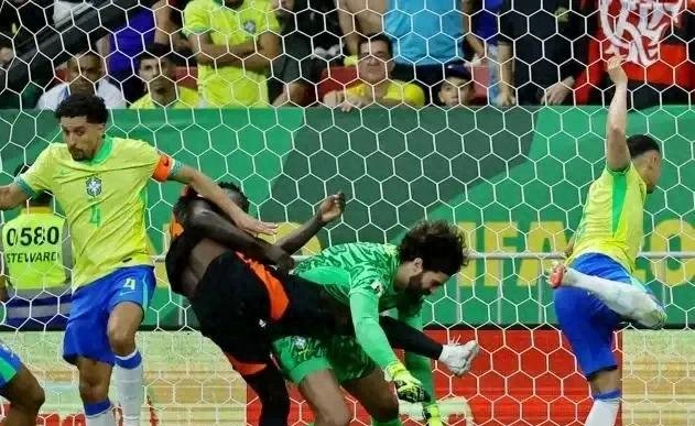 智利队在与秘鲁队的比赛中保持稳定