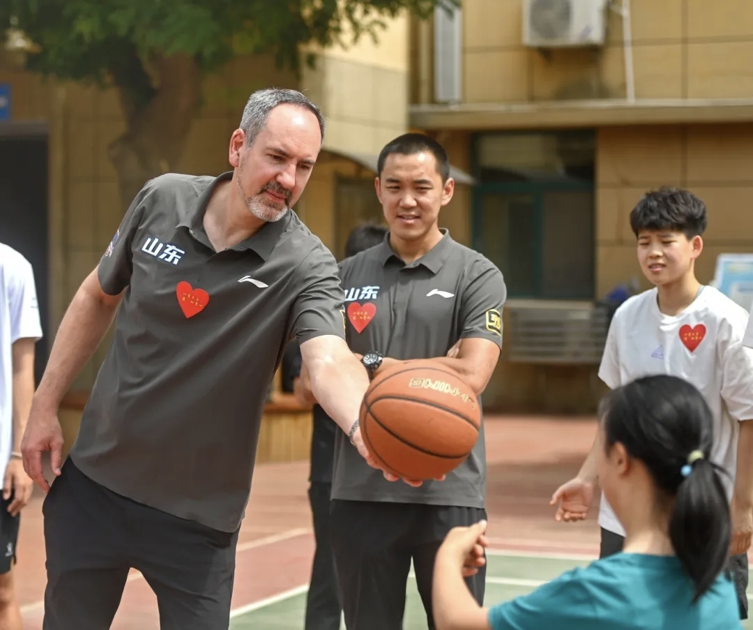 爱游戏亚洲官网-知名篮球运动员访问中国爱心学校