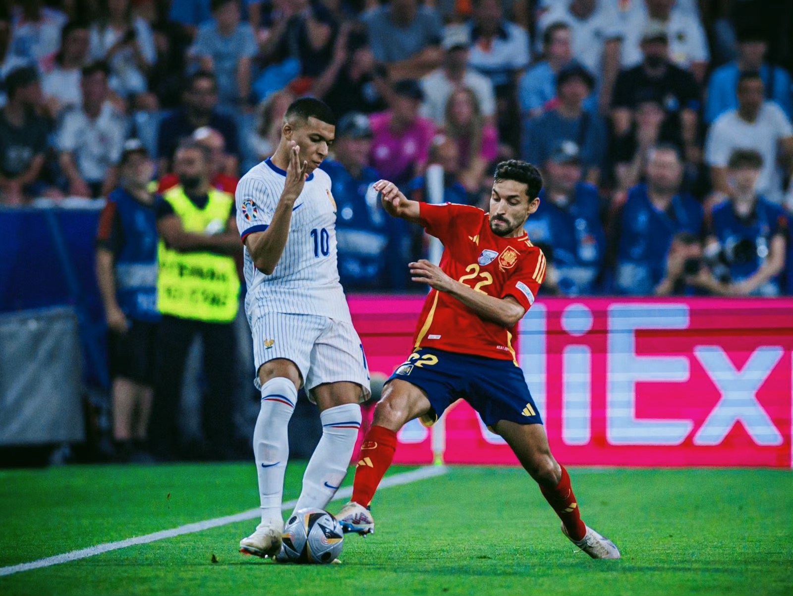 法国足球联赛出现悬念，各队争夺领先位置