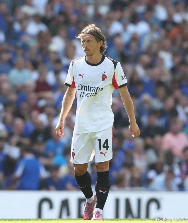 爱游戏在线-切尔西前锋连续破门，引领球队前进的简单介绍